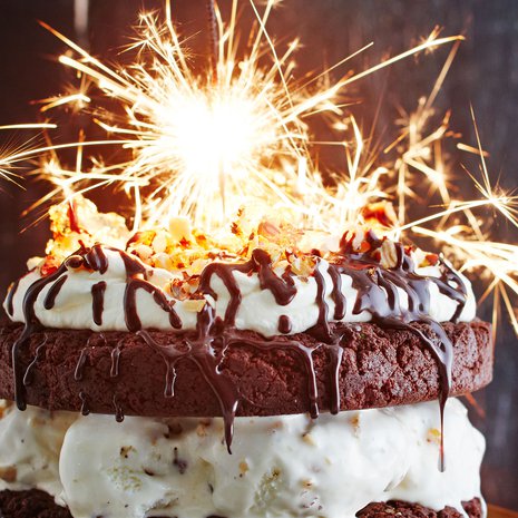 Tähtisadetikku kruunaa upean jäätelökakun.