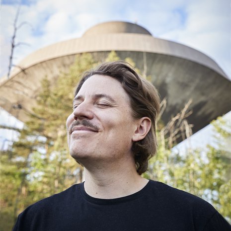 ”Monet meistä prosessoivat vielä aikuisenakin lapsuuden juttuja. Ajattelen, että niiden kanssa kannattaa tehdä rauha”, Sakke sanoo. Sen matkan hänkin on tehnyt.