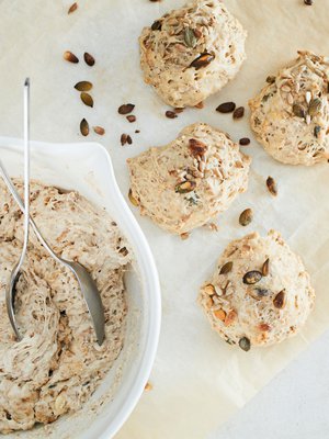 Kun kuivahiiva saa aikaa toimia, se kohottaa kylmään veteen tehdyn sämpylätaikinan.