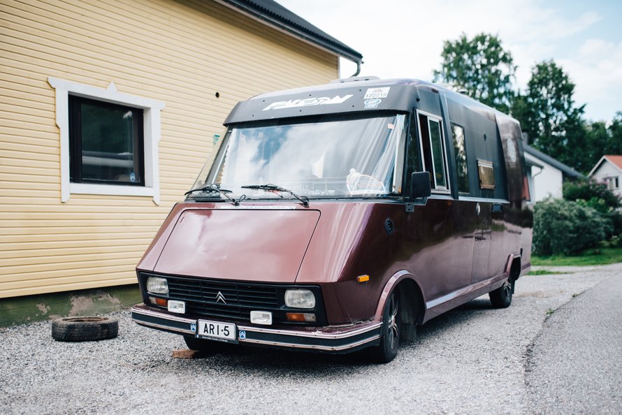 Falcon on Arin tärkein auto. Sillä hän ajaa myös pitkiä matkoja, viimeksi Portugaliin kesällä.