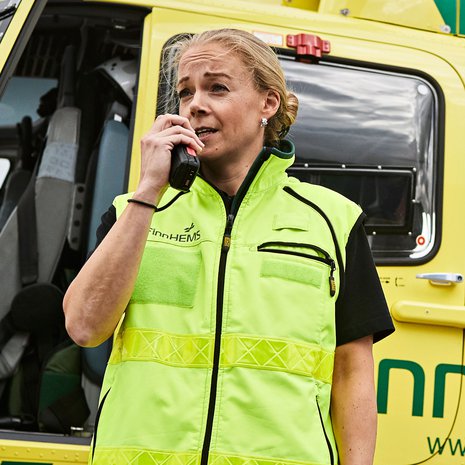 Radiopuhelin on yksi ensihoitolääkäri Susanne Ångermanin tärkeimmistä työvälineistä. ”Muita tärkeimpiä työvälineitä ovat taskukokoinen ultraäänilaite ja videolaryngoskooppi, jota käytän, kun avaan potilaan hengitystiet.”