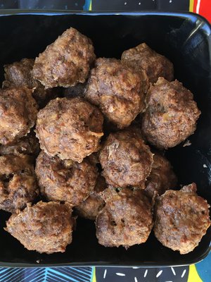 Lihapullataikinaan voi sekoittaa melkein mitä vaan, mutta entäpä jos tekisit vaihteeksi ihan kaikista perinteisimpiä lihapullia. Tällä reseptillä onnistut taatusti.