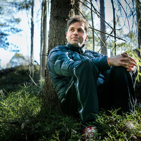 Kimmo Ohtonen, 35, asuu Helsingissä avovaimonsa ja koiransa kanssa. Hän ei ole koskaan eksynyt metsässä. "Elämässä olen kyllä ottanut harha-askelia."