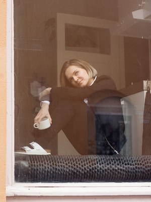 Ronja Salmi ei päässyt opiskelemaan käsikirjoittamista, mutta töiden tekemistä se ei ole estänyt. Yksi hyvä paikka ideoida on oman toimiston ikkunalauta Helsingin Vallilassa.