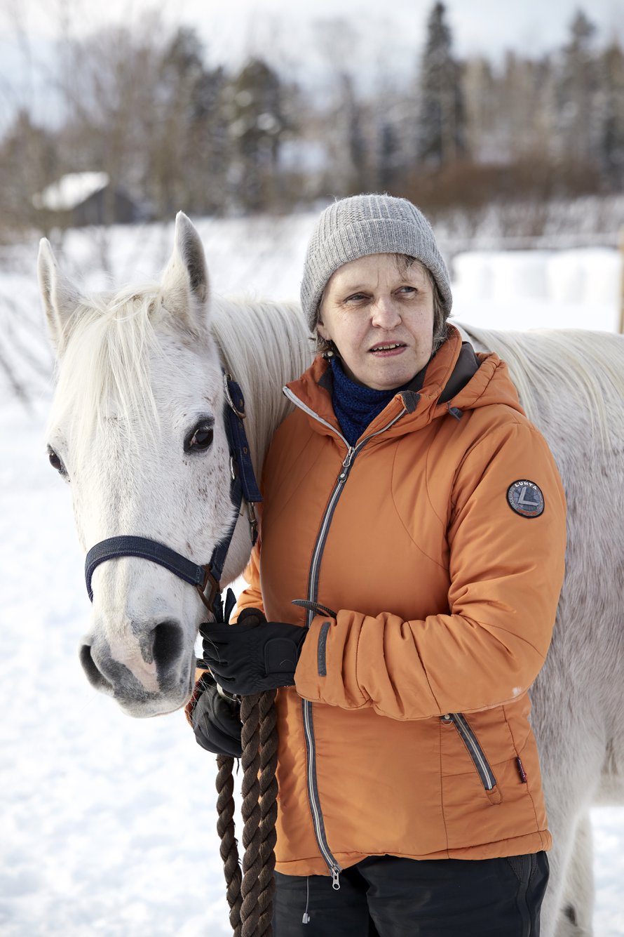 ”Sitä mukaa kuin näköni on huonontunut, olen keksinyt uusia keinoja selvitä. Olen nyt hoksannut jättää portin tolppaan otsalampun, jos vien hevosen tarhaan pimeällä. Sen valon erotan ja löydän takaisin portille.”