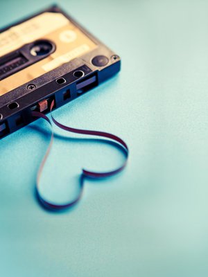 Muistatko, mihin tässä tarvittiin lyijykynää? Sen avulla mankkaan kiinni jääneen ja ulos purkautuneen nauhan sai pyöritettyä nopeasti takaisin kasettiin.