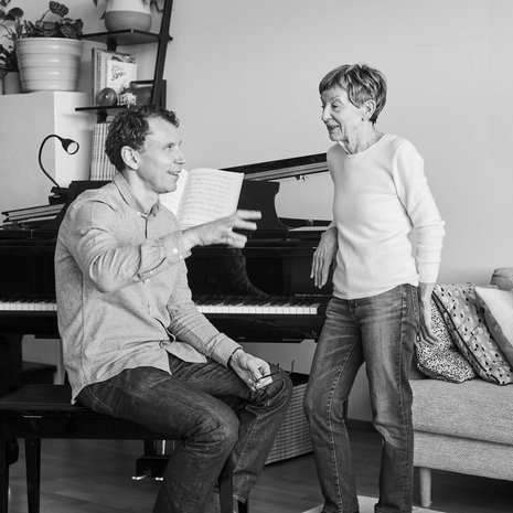 Teini-ikäisenä Juha Itkonen olisi halunnut lopettaa pianonsoiton, mutta Raija-äiti ylipuhui jatkamaan. ”Se oli hyvä. Lukion loppuun mennessä ehdin oppia taidon niin, että se on näpeissäni edelleen. Säestän usein lapsiani”, Juha sanoo.