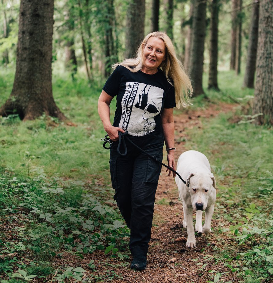 Leena Hynynen on 58-vuotias korutaiteilija ja asuu puolisonsa Heikin ja kolmen koiran kanssa vanhassa kyläkoulussa Joroisissa. Argentiinandoggi Alma on aina ensimmäisenä mukana, kun Leena lähtee sieneen tai marjaan.