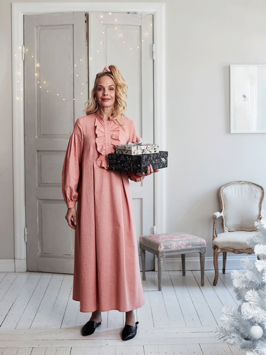 6 Vaaleanpunainen röyhelömekko