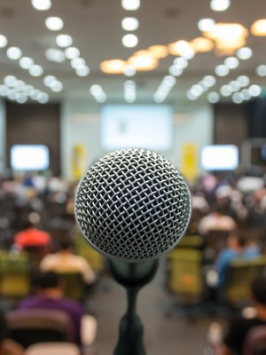 Kuvan tilanne saa monet lukkoon. Sosiaalisten tilanteiden pelosta voi onneksi oppia eroon, kunhan ei yritä muuttaa itseään väkisin.