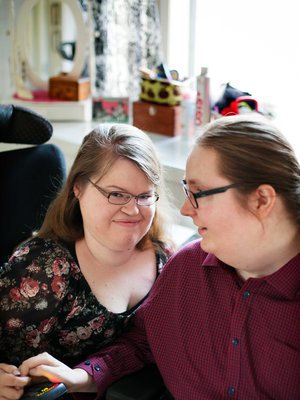 Anna ja Ville ovat aina yhdessä. Jos toisen olemus alkaa ärsyttää, voi lähteä lomalle vanhempien luokse. Ikävä iskee viimeistään kolmantena päivänä.