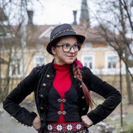 Turussa asuva Kati Keskihannu, 40, on ammatiltaan teatteri-ilmaisun ohjaaja. Katin Latviasta ostettu leveä vyö toistaa samaa värimaailmaa kuin suomalaiset kansallispuvut.