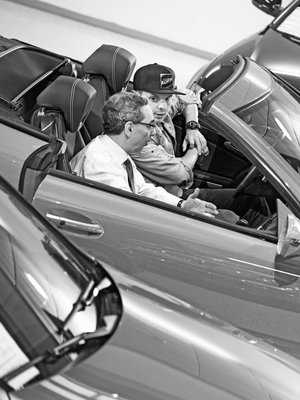 Pätkätöis-videolla Uniikki räppää itseironisesti: ”Oon ehkä pieni mut en heikko.” Mukana vilahtaa myös eno Ben Zyskowicz, jonka mielestä videon nimen pitäisi olla ”Pätkä töissä”. Kumpikaan miehistä ei ole erityisen pitkä.