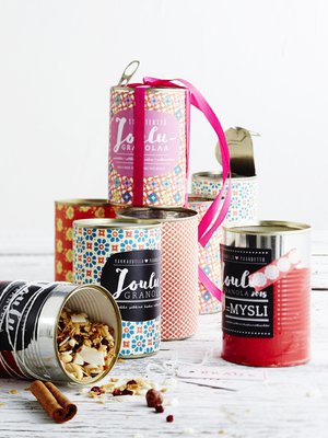 Itse koristelluissa purkeissa itse tehtyä herkkua! Tämä lahja saa aikaan ihastuneita huokauksia.