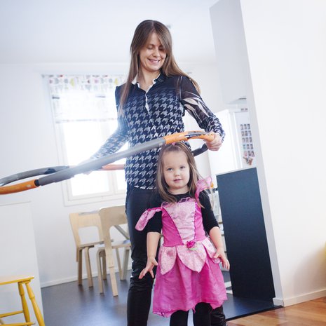 Perunat ovat kiehumassa ja Aava prinsessana. Sanna Maunukselalla on siis sopiva hetki pyörittää hulavannetta.