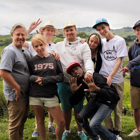 Jyrki Sukula opettaa nuoret kokin tavoille.