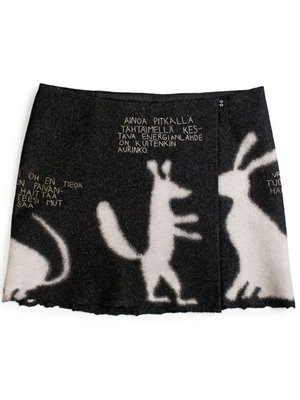 Kesäpaikan eläimet päätyivät intarsiakuvioina huopahameeseen.