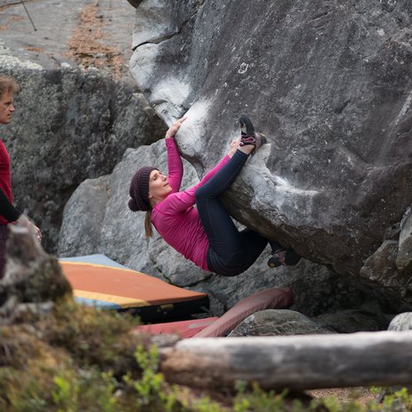 42-vuotias digitaalisten palveluiden suunnittelija Tea Tanskanen asuu Helsingissä. Kaksi vuotta sitten hän koki saman kiipeilyn onnen kuin lapsena omenapuissa. Keväästä syksyyn Tea kiipeää kivillä ja kallioilla, talvella hän treenaa hallissa.