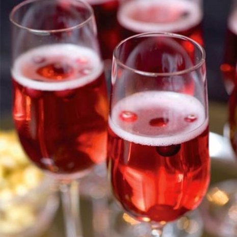 Jäiset karpalot viimeistelevät kuohuviinidrinkin.