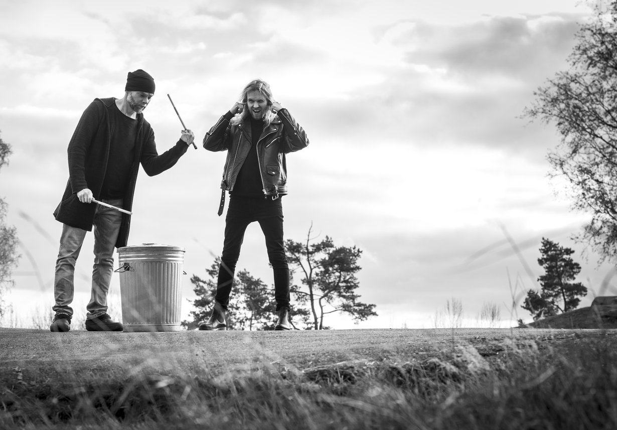 Ville Kela soittaa rumpuja isoveljensä Anssi Kelan bändissä. ”Olen todella kiitollinen siitä, että olen ammattimuusikko enkä artisti. Minulle artistin rooli olisi sietämätön”, Ville sanoo.
