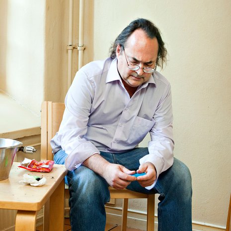 Hannu Salminen on sairaalajaksojensa aikana istunut pitkiä aikoja potilaiden tupakkahuoneessa. Hän on eläkkeellä mutta luennoi terveydenhuollon opiskelijoille ja ammattilaisille hoitokulttuurista, joka lähtee potilaan tarpeista.