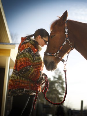 Toimintaterapeutti Heli Leppäkangas ja Veeru-hevonen ovat taitava työpari. "Asiakkaani ovat enimmäkseen lastenpsykiatrian ja lastensuojelun asiakkaita. Eläinten kanssa toimiminen vähentää stressiä, lievittää neuroottisia oireita ja selkiyttää tunteita", Leppäkangas kertoo.