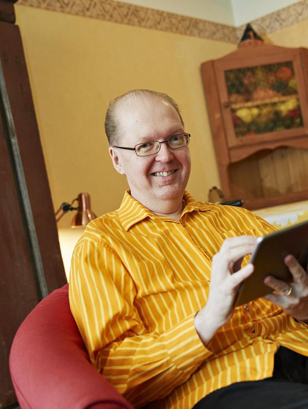 Petri Riikonen, 55, on tiedetoimittaja ja entinen kilpatanssija. ”Olisin jäänyt paljosta paitsi, jos en olisi kokeillut virtuaalimatkailua”, hän sanoo.