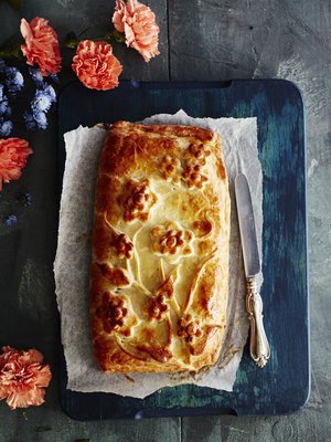 Pehmein piirakka valmistuu itse tehdystä rahka-voitaikinasta, mutta onnistuu hyvin myös kaupan voitaikinasta. Metsäsienet voi korvata herkkusienillä.