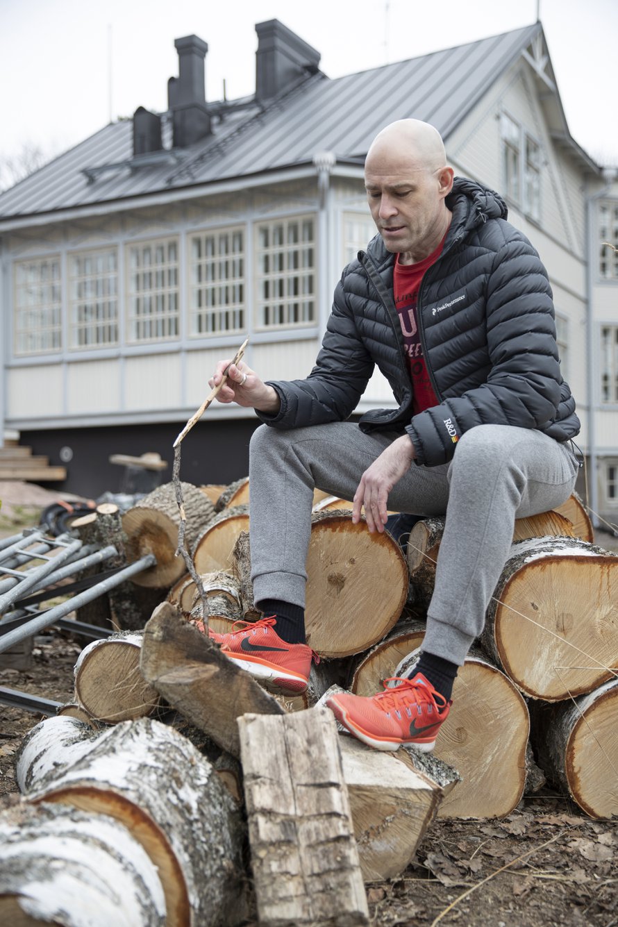 Kun Jussi asui Villa Furunäsissä, vesi haettiin kaivosta. "Me muksut tapeltiin, kuka joutuu kantamaan veden."