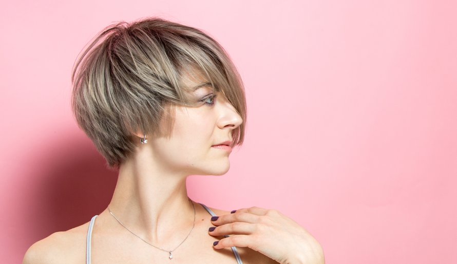 Pixie cut on helppohoitoinen poikatukka: lyhyt sivuilta ja niskasta, hiukan pidempi päältä. 