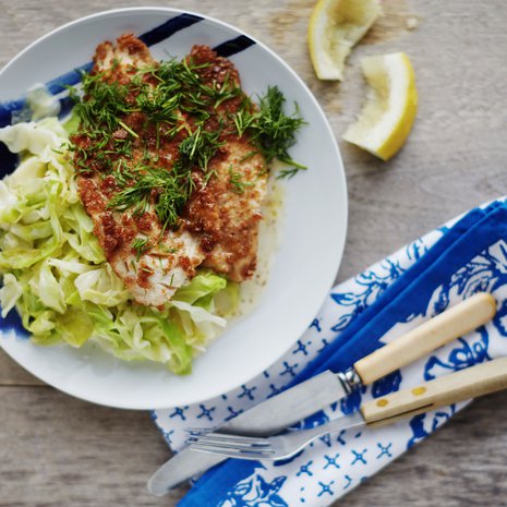 Yksinkertainen kesäruoka saa parhaan makunsa hyvästä suolasta, sitruunasta ja tuoreesta tillistä.