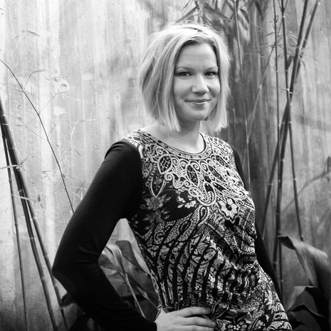 32-vuotias verkkovuorovaikutusta tutkinut valtiotieteiden tohtori asuu Helsingissä. Vapaa-ajallaan hän soittaa rumpuja Debbiefox-bändissä ja pelaa roller derbyä.