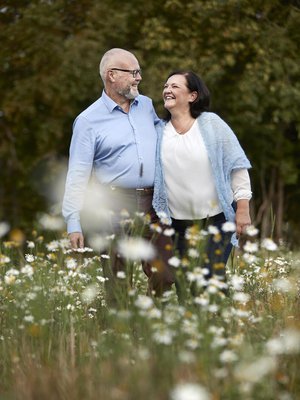 Ennen sytostaattihoitoja Sari kysyi puolileikillään Jukalta, pitääkö hän lyhythiuksisista tytöistä.  ”Jukka vastasi, että kyllä. Sitten hän lisäsi pitävänsä kaikkein eniten vaikka kaljuista tytöistä.”