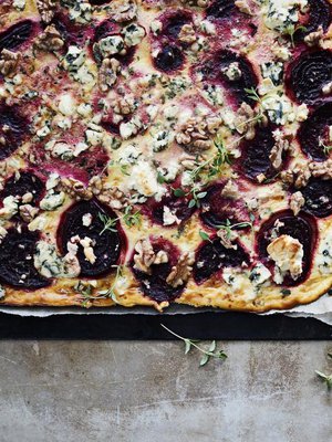 Suolaisenmakea, herkullinen aurajuustopiirakka sopii mainiosti pikkujouluihin.