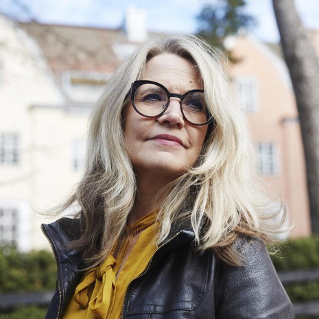 Katariina Stenberg työskentelee vapaaehtoisena Terhokodissa, jossa saattohoidetaan vakavasti sairaita. Hän kokee, että omat menetykset ja pohdinnat elämästä ja kuolemasta näyttivät tietä vapaaehtoiseksi.