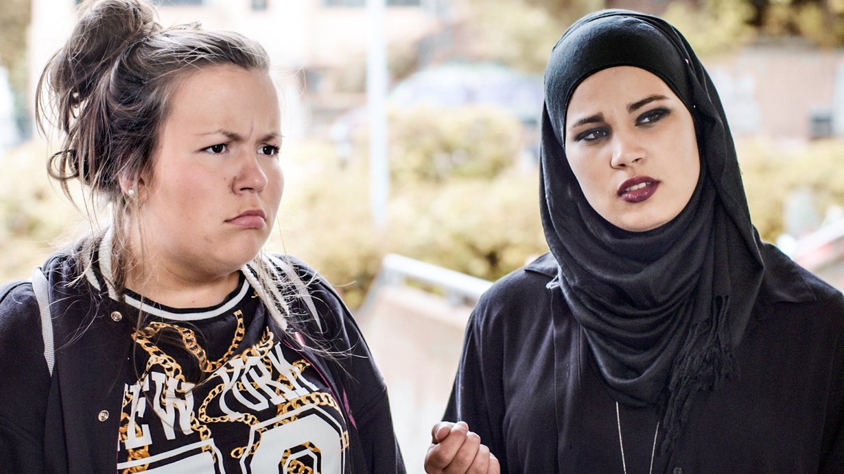 Norjalainen Skam-sarja on nyt supersuosittu myös aikuisten keskuudessa. Kuvassa Chris (Ina Svenningdal) ja Sana (Iman Meskini).