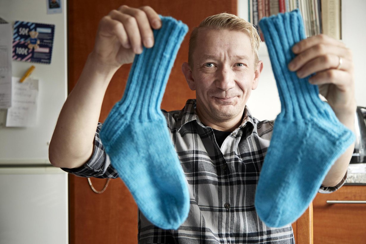 Tässä ne ovat: Simon ensimmäiset itse neulomat villasukat. ”En neulo oikeaa ja nurjaa vaan oikeaa ja väärää.”