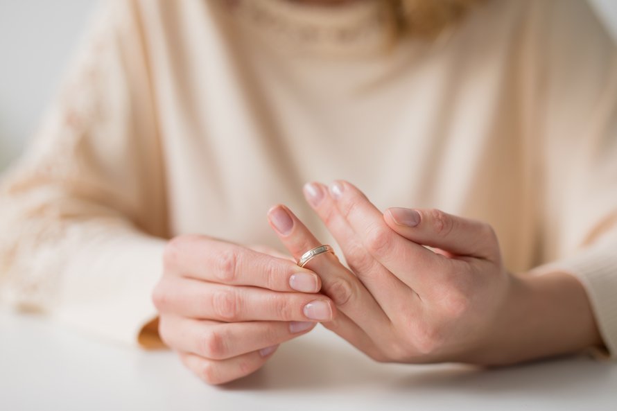 Ennen kuin voi irrottautua suhteesta, pitää voida nähdä myös kaikki hyvä, mitä siinä oli, sanoo psykoterapeutti Sanna Aavaluoma. ”Se edellyttää surua. Onko valmis luopumaan hyvästä, mitä oli? Jos kaiken hyvän kieltää, on vielä keskellä kriisiä.”