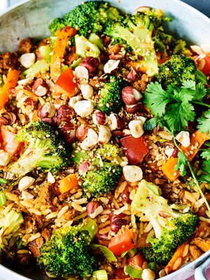 Mikä on riittoisaa, ruokaisaa ja kypsyy itsestään? Saat sinne piiloon eilisen yrtit ja pehmenneet tomaatit. Vastaus: laatikko kaikilla mausteilla!