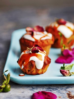 Ruusunmarjasoseen maku on aivan omaa luokkaansa. Ruusun terälehdet tekevät kattauksesta hienostuneen.