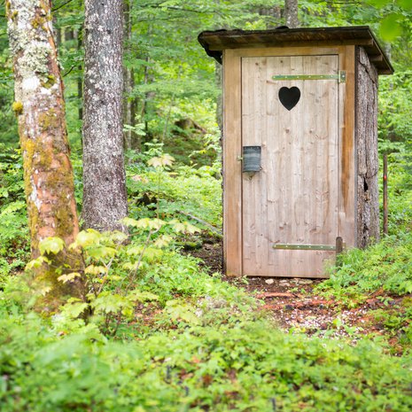  "Päätin käväistä ennen sisälle menoa pikaisesti huussissa. Neule jäi käteen, joten jatkoin neulomista... ja sytytin kynttilän", muisteli yksi KK:n lukijakyselyyn vastanneista.