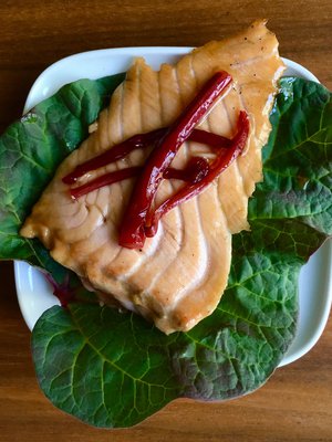 Raparperilohi sopii myös juhlaan, kun sen tarjoilee somina annospaloina.