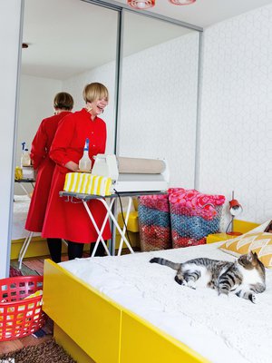 Laura Niemi, 29, on julkaisukoordinaattori, joka asuu Helsingissä 74-neliöisessä kerrostalokodissa. 