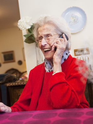 Helvi seuraa tiiviisti maailmanpoliitiikkaa, kirjallisuutta ja urheilua. Jos ampumahiihtokisat eivät näy televisiosta, hän tarkistaa suomalaisten tulokset Erkki-pojaltaan.