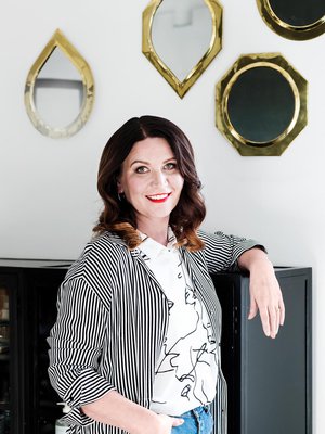 Kerrospukeutuminen toimii kauniisti, kun materiaalit ovat laskeutuvia. Paita 29,99 e, paitatakki 49,99 e ja farkut 49,99 e, KappAhl. Sandaletit 410 e, Longchamp.