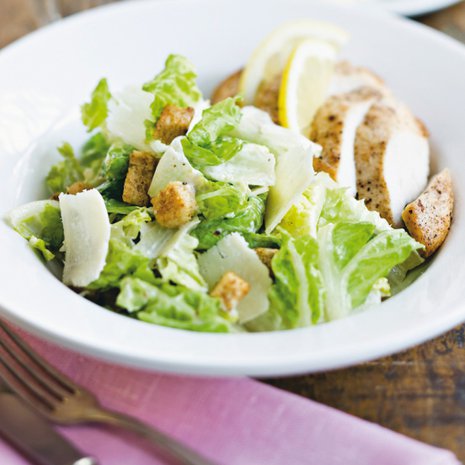 Caesarsalaatti sopii lisäkkeeksi kanalle, lohelle ja katkaravuille.