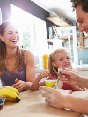 Tässä kodissa on mylkkäämisen ja mammittamisen jälkeen alkanut aamis. Pöytään on nostettu lutasia ja ehkä joku hyveinen. Ohjaamo ei ehkä ole vielä parhaimmillaan. Ymmärsitkö?