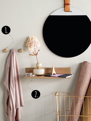 Oma kulta. Ripustimet, laskutila pikkutavaralle ja säilytyskori hehkuvat samaan sävyyn. Kekseliäät kaunistukset syntyvät pikkurahalla.