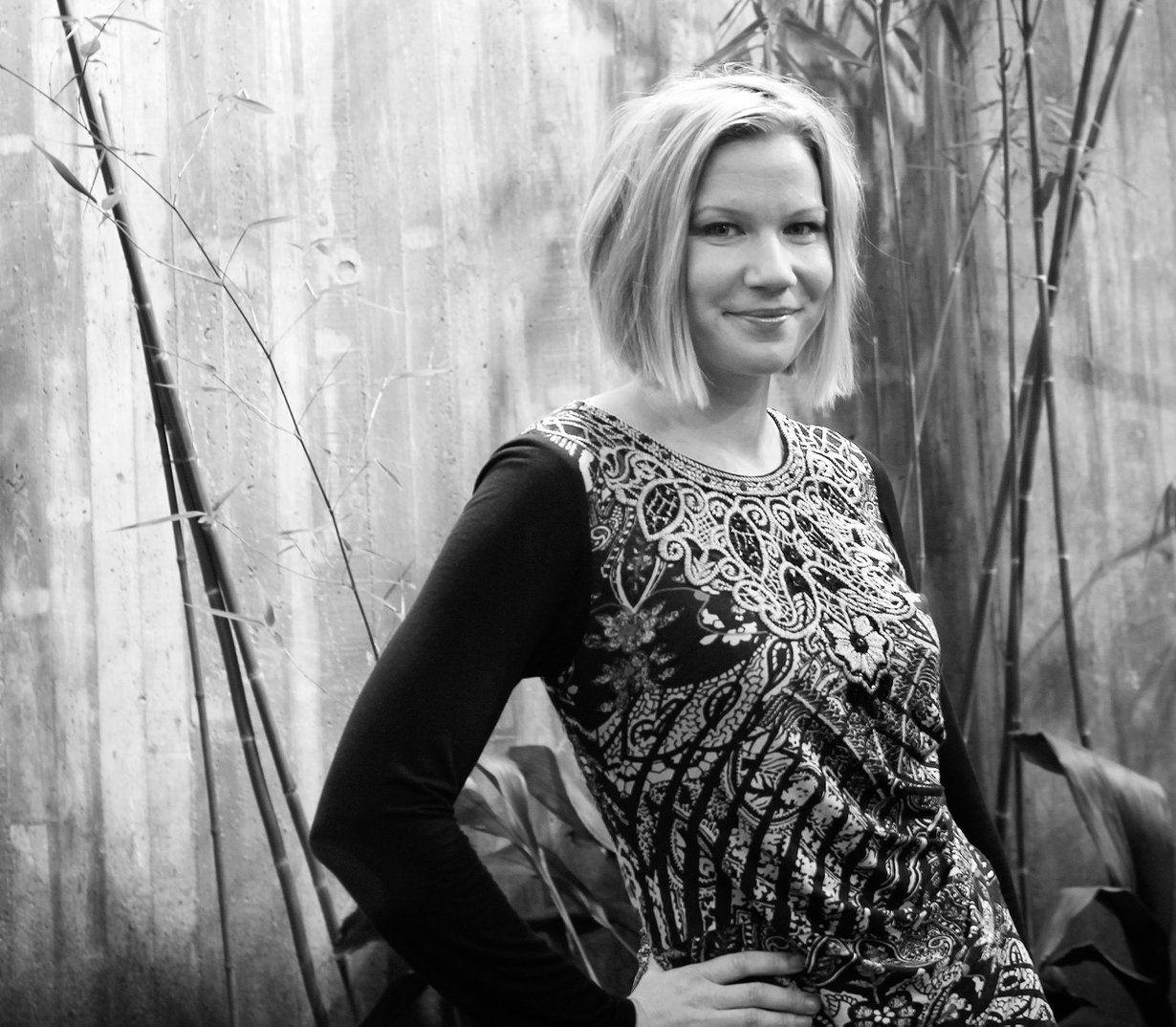 32-vuotias verkkovuorovaikutusta tutkinut valtiotieteiden tohtori asuu Helsingissä. Vapaa-ajallaan hän soittaa rumpuja Debbiefox-bändissä ja pelaa roller derbyä.