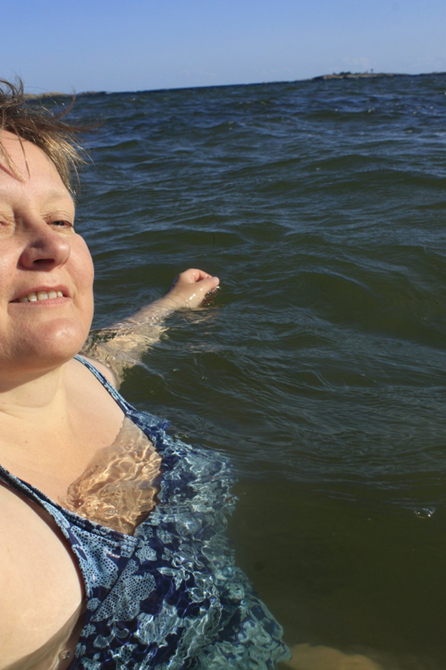Katri kesäfiiliksissä, Itämereen pulahtaneena merenneitona.